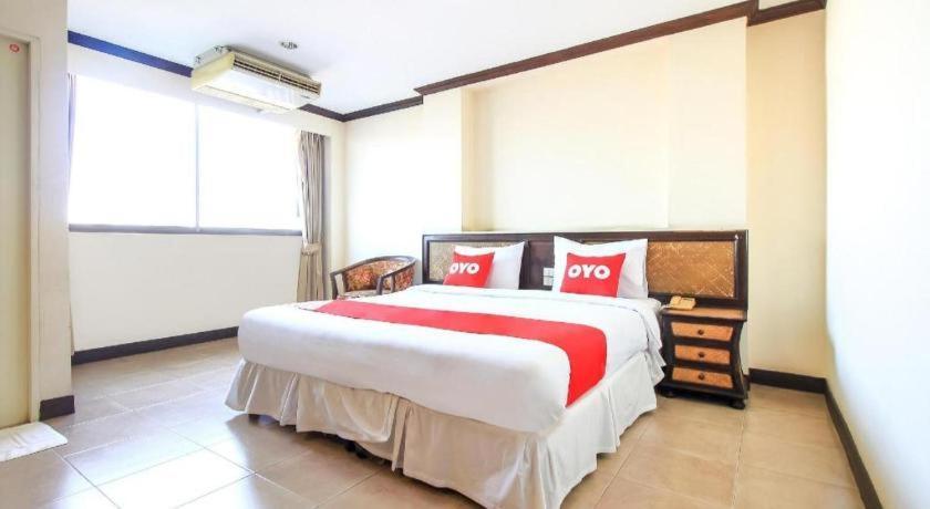 Oyo 383 White Inn Hotel Ban Khlong Lat Bua Khao Kültér fotó